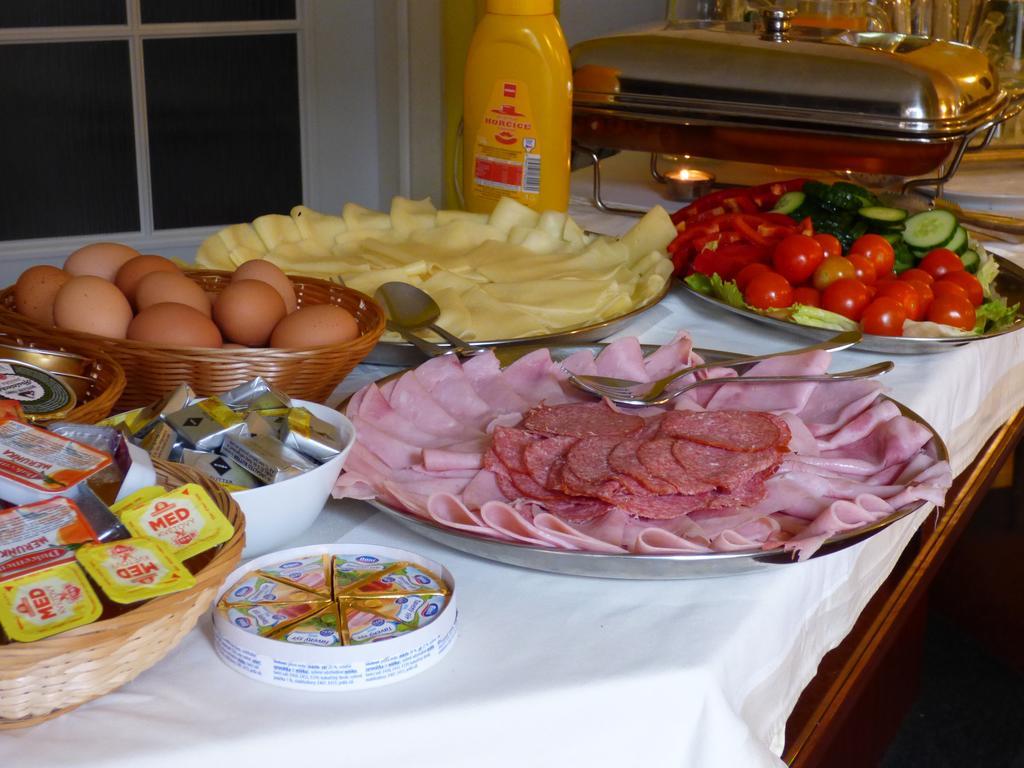 Penzion - Restaurant U Zamku Bečov nad Teplou المظهر الخارجي الصورة
